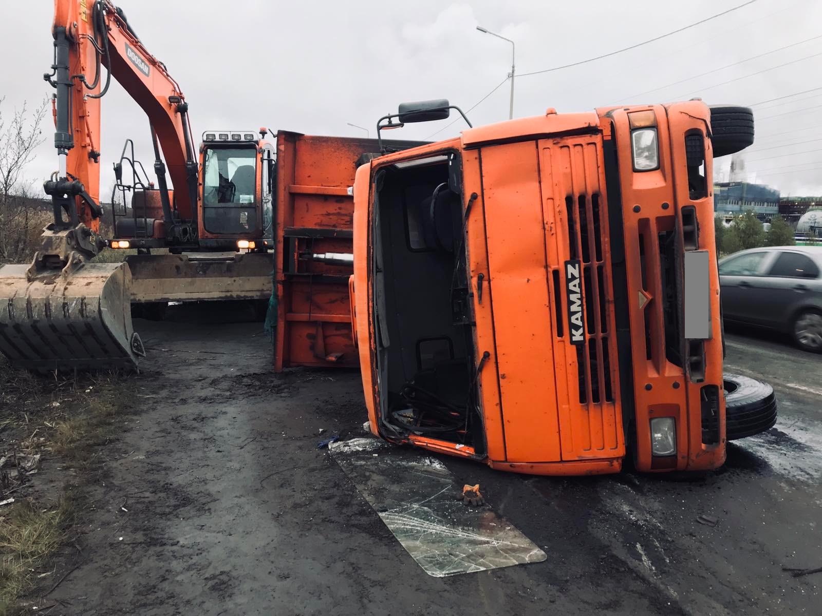 КАМАЗ на полном ходу перевернулся в Череповце: есть пострадавшие